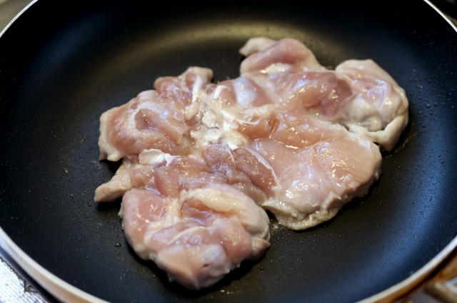 フライパンで鶏肉の皮を焼くイメージ