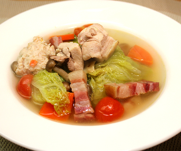 鶏肉レシピ白菜と鶏肉の具沢山　簡単コンソメスープ