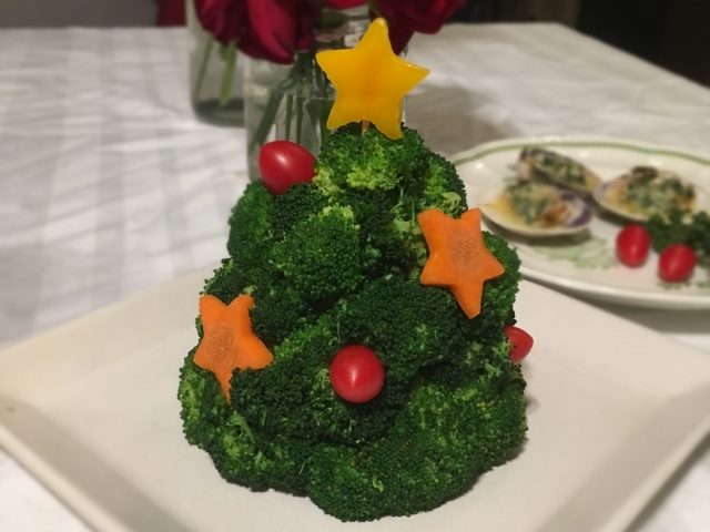 星型のパプリカを乗せたクリスマス用のブロッコリーツリー