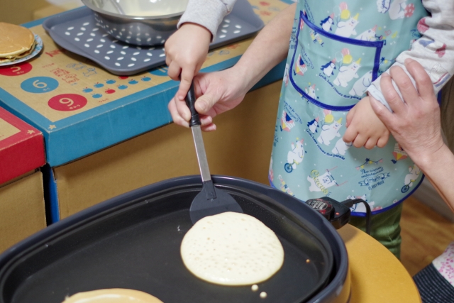 ホットプレートで子供がお手伝い