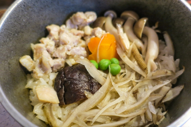 鶏肉とごぼうの炊き込みご飯